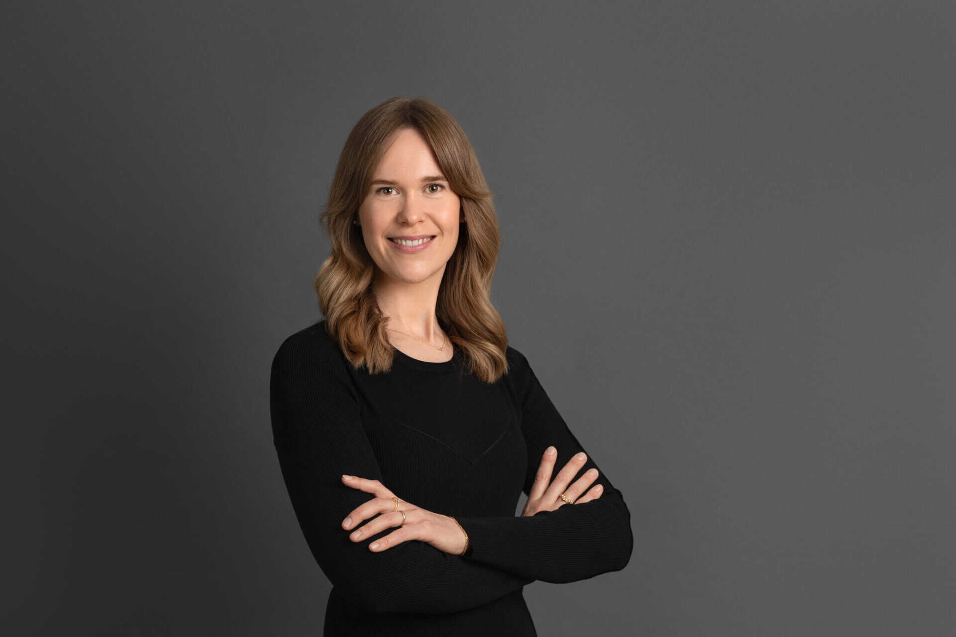 Confident male therapist with arms crossed, representing professional mental health support at Psykologhuset Konversa.