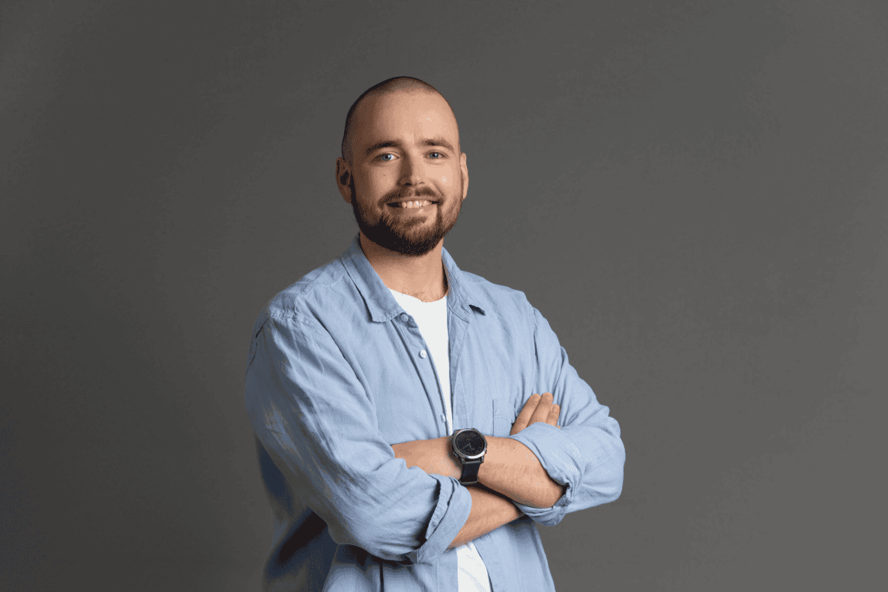 Confident male therapist with arms crossed, representing professional mental health support at Psykologhuset Konversa.